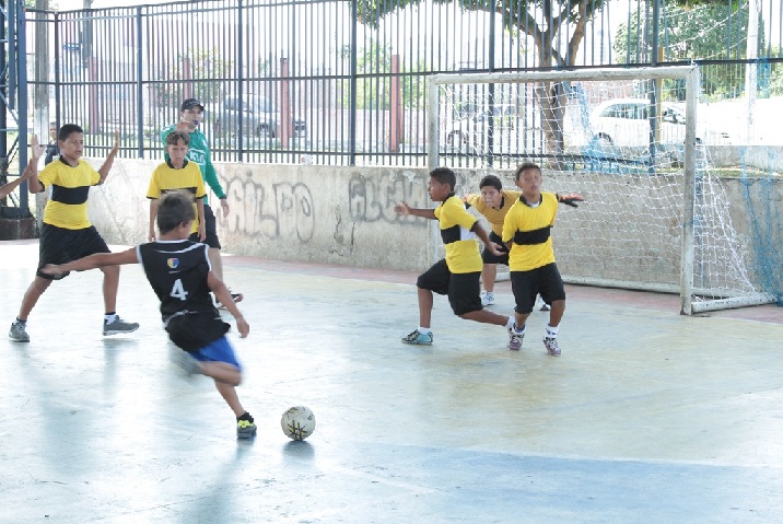 Aluno jogando bola