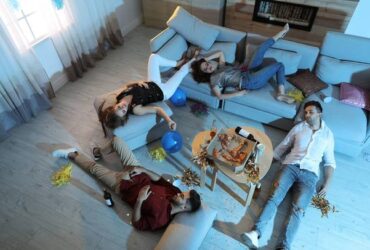 turma bêbado sala festa ressaca