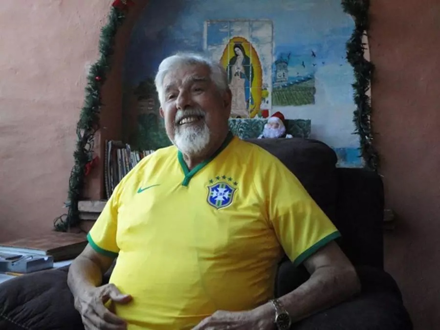 Homem com a camisa do Brasil