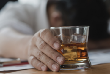 Homem whisky whiskey uísque