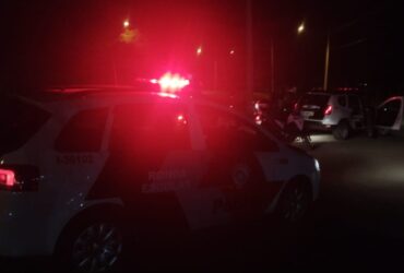 carro polícia noite