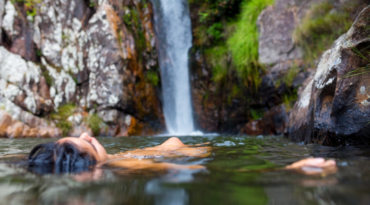 mulher cachoeira