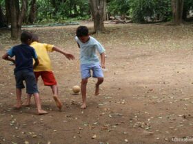 crianças bola de meia quintal