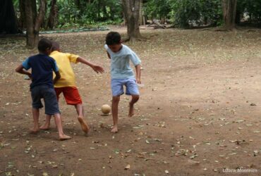 crianças bola de meia quintal