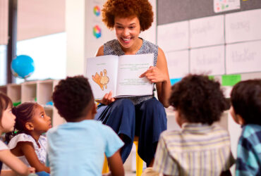 professora alunos sala de aula