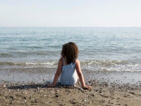 criança perdida praia menina