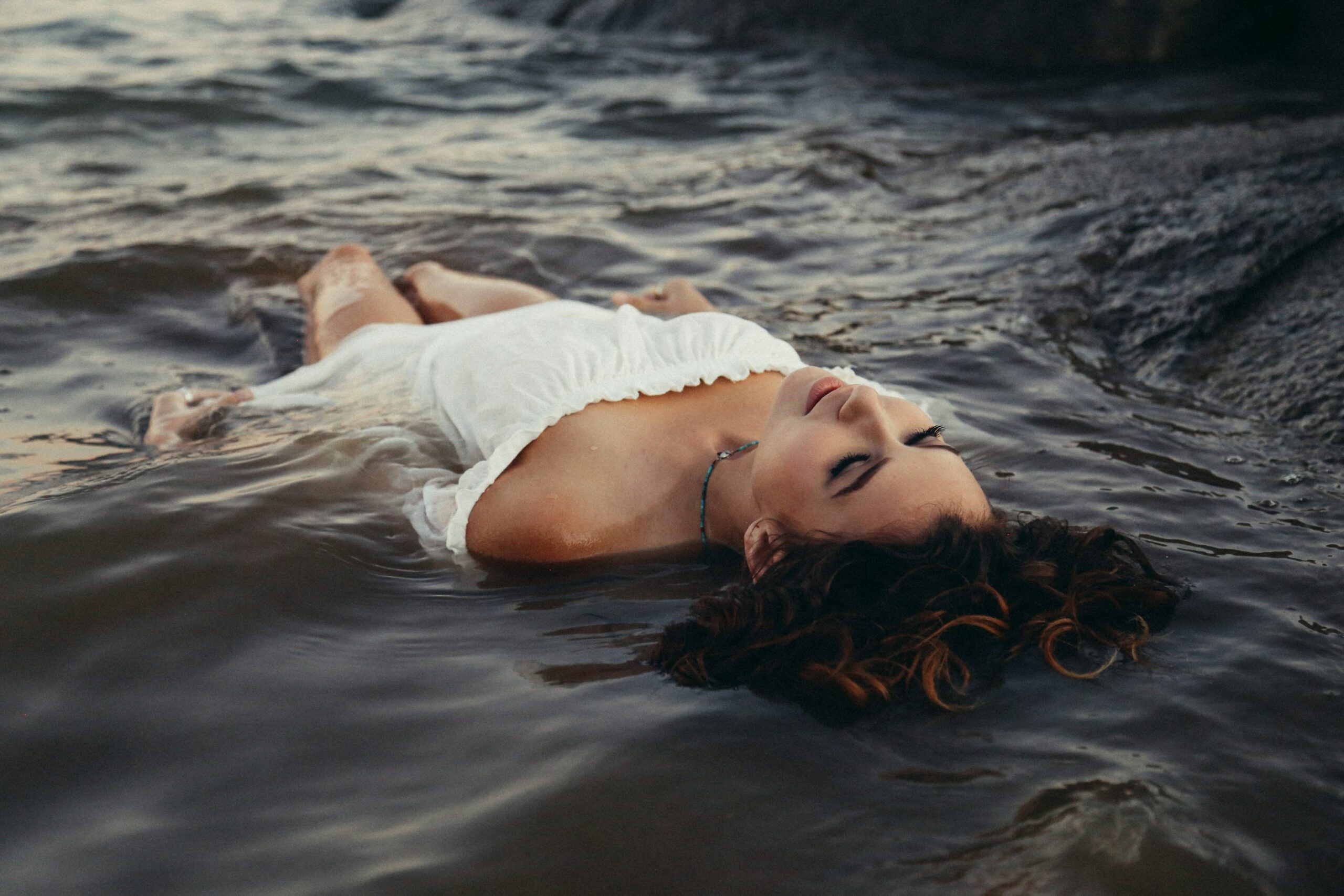 mulher boiando mar água