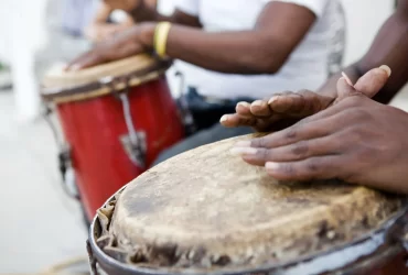 tambores atabaques negros