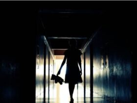 menina escuro corredor filha