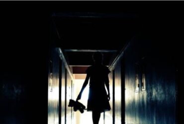 menina escuro corredor filha