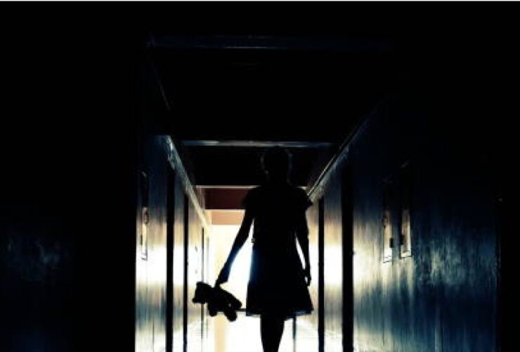 menina escuro corredor filha