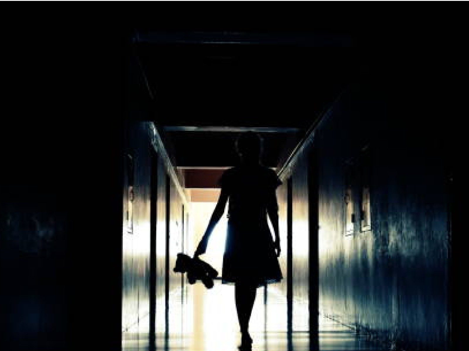 menina escuro corredor filha