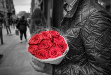 homem buque de flores