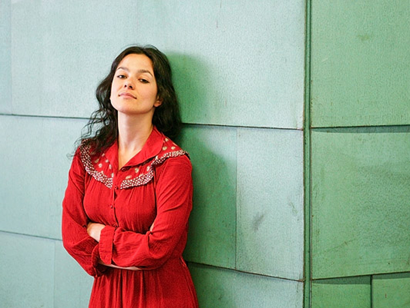 adolescente morena india museu