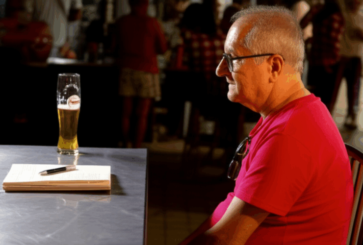 Luiz Coelho Medina sentado no bar