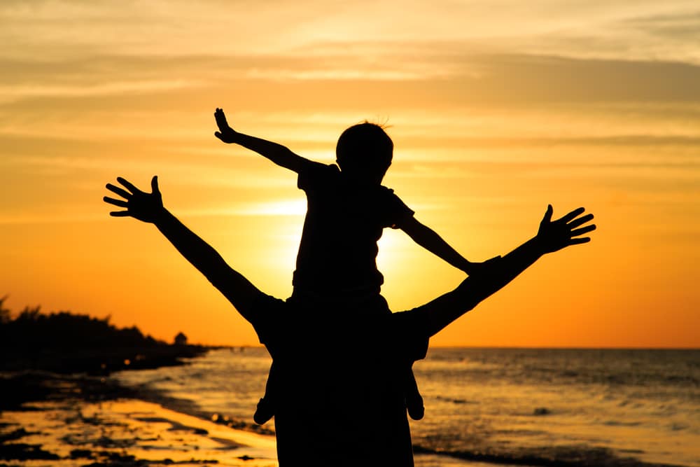 filho pai silhueta por do sol