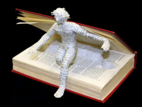 personagem saindo do livro