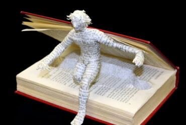 personagem saindo do livro