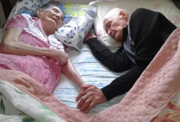 casal idosos cama