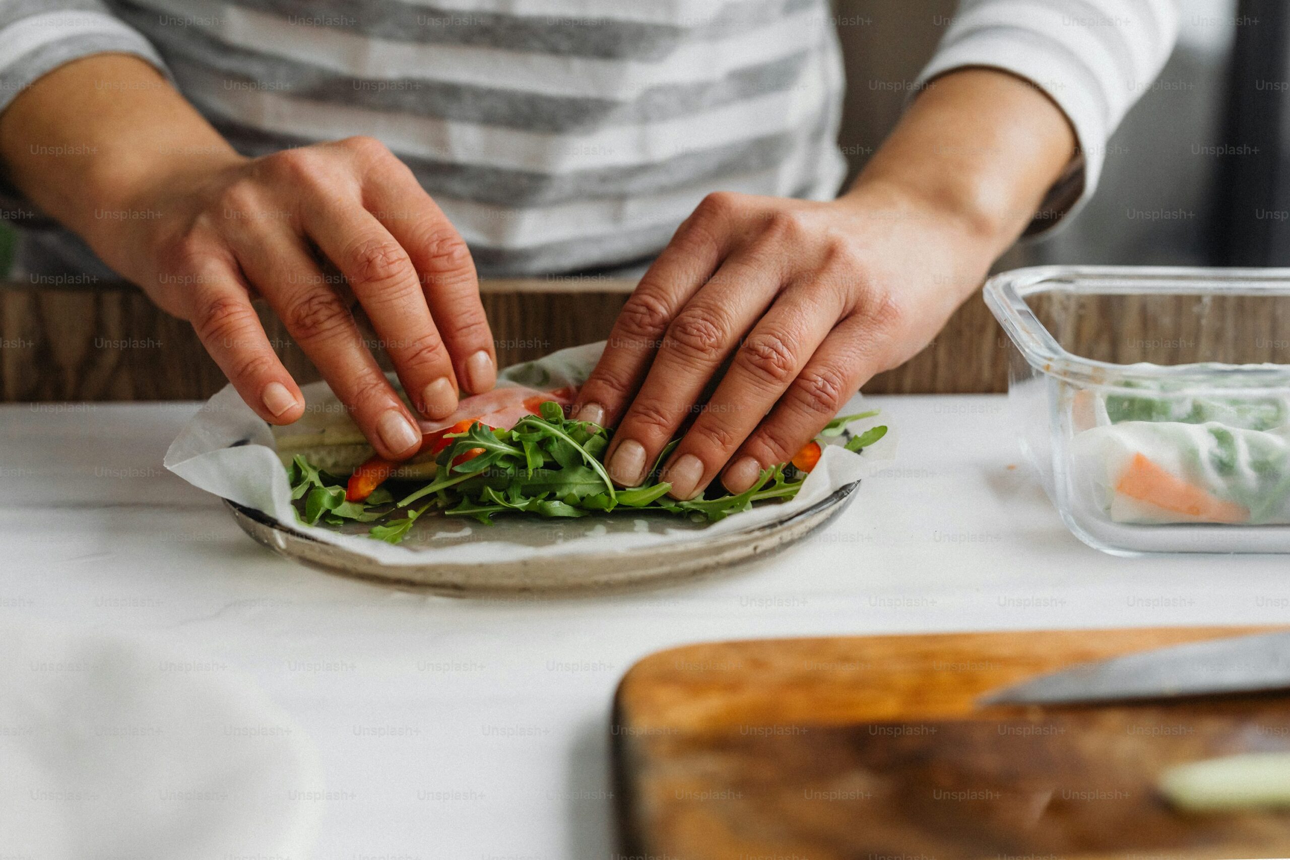 mulher servindo a mesa