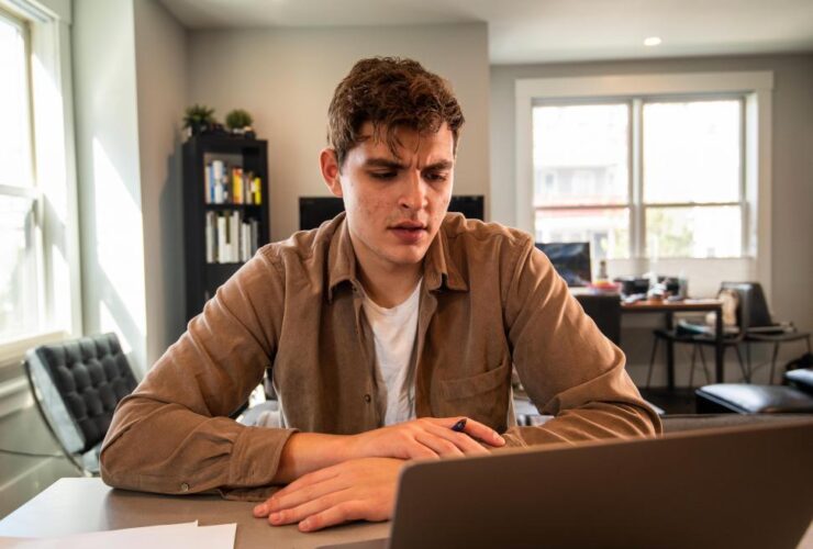 jovem laptop computador