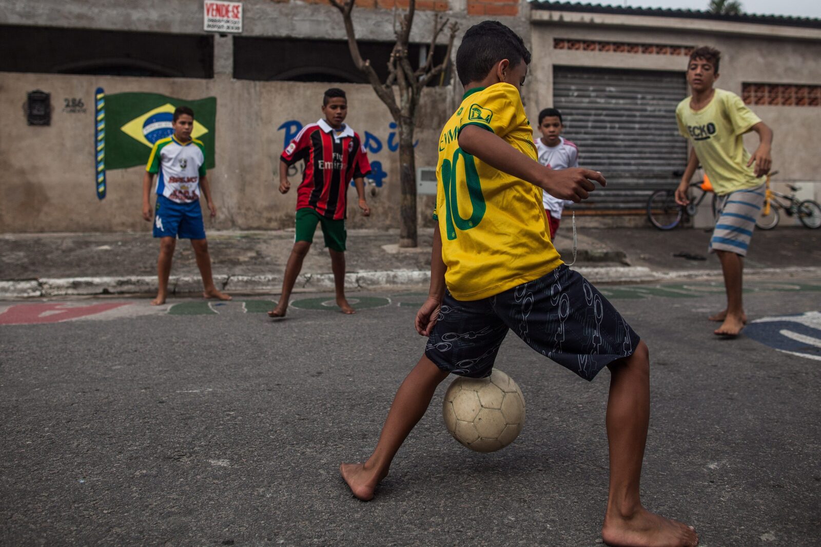 menino bola rua