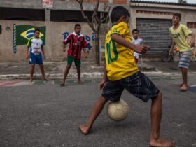 menino bola rua