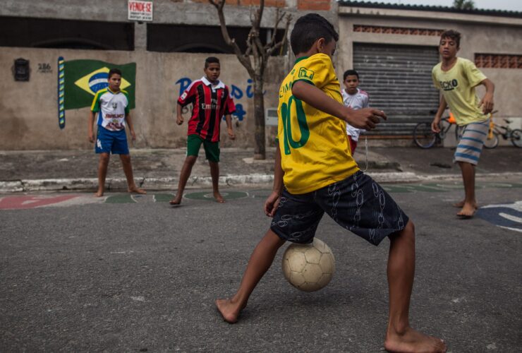 menino bola rua