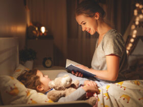 mãe, filho história dormir cama