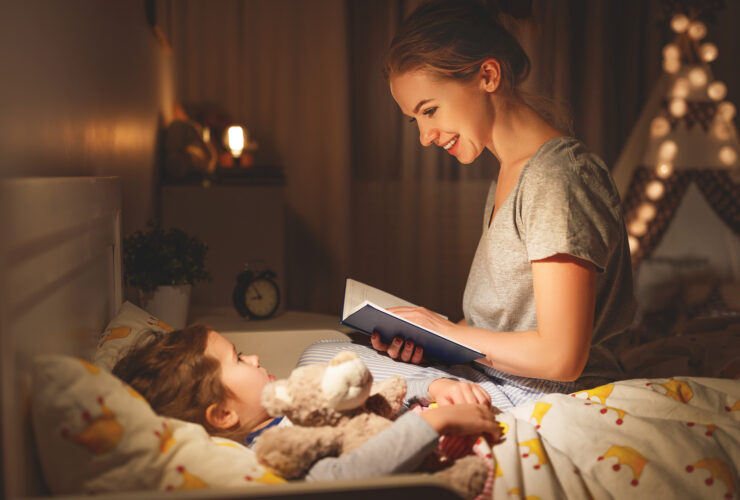 mãe, filho história dormir cama