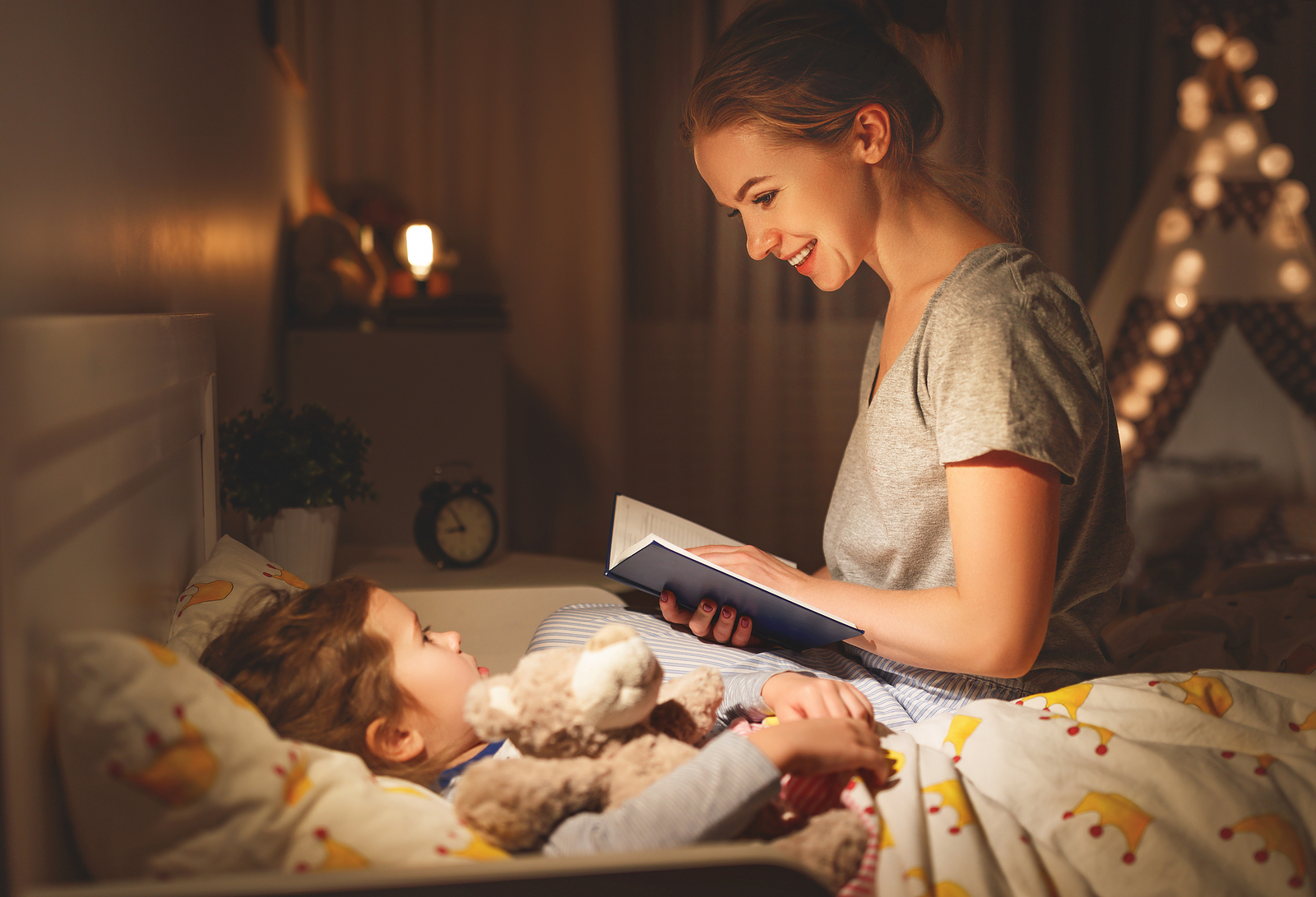 mãe, filho história dormir cama