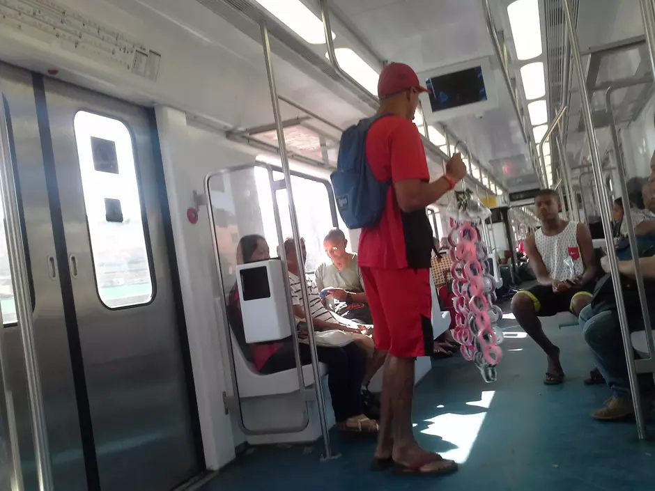 vendedor ambulante camelô trem